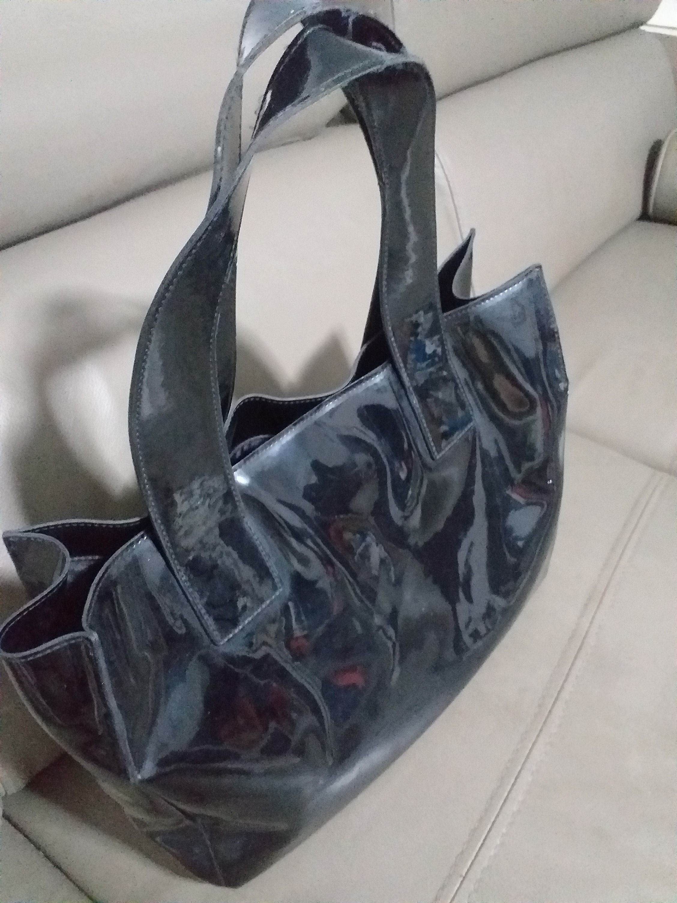 Agnes b. Shoulder/tote bag (Category: Bags & Wallets) located in Singapore. Submitted by 88188_swang (Listing ID 1266065643, Image 2). Description: Underusage.