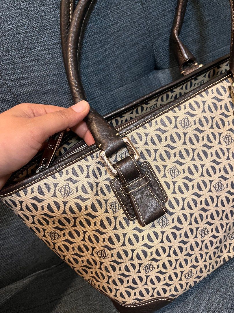 Preloved LQ Med Size Tote Original Bag (Category: Luxury Bags & Wallets) located in Davao. Submitted by stellietas (Listing ID 1266069562, Image 2). Description: Flaws: yung sa mag handle, pero yung sa loob lang nya. See photos for more details. Ganda nito and clean interior..
