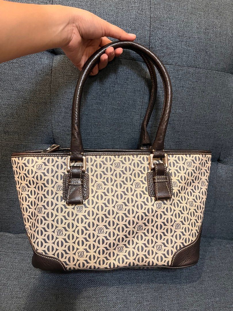 Preloved LQ Med Size Tote Original Bag (Category: Luxury Bags & Wallets) located in Davao. Submitted by stellietas (Listing ID 1266069562, Image 1). Description: Flaws: yung sa mag handle, pero yung sa loob lang nya. See photos for more details. Ganda nito and clean interior..