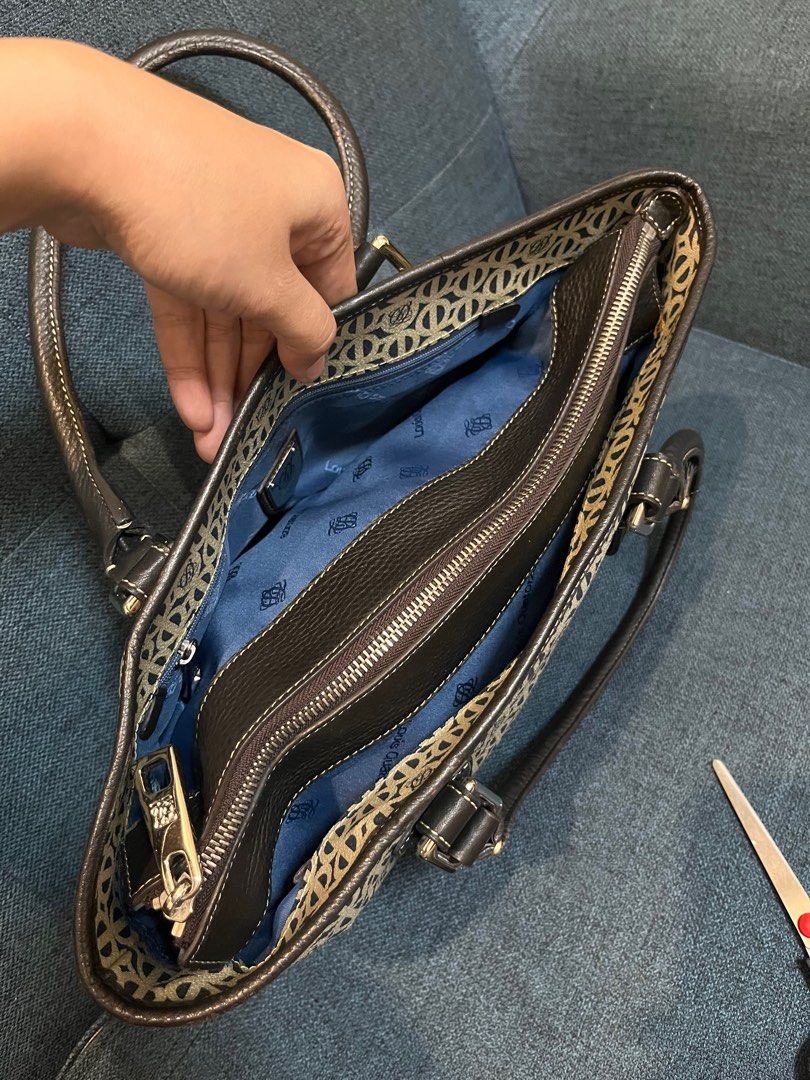 Preloved LQ Med Size Tote Original Bag (Category: Luxury Bags & Wallets) located in Davao. Submitted by stellietas (Listing ID 1266069562, Image 3). Description: Flaws: yung sa mag handle, pero yung sa loob lang nya. See photos for more details. Ganda nito and clean interior..