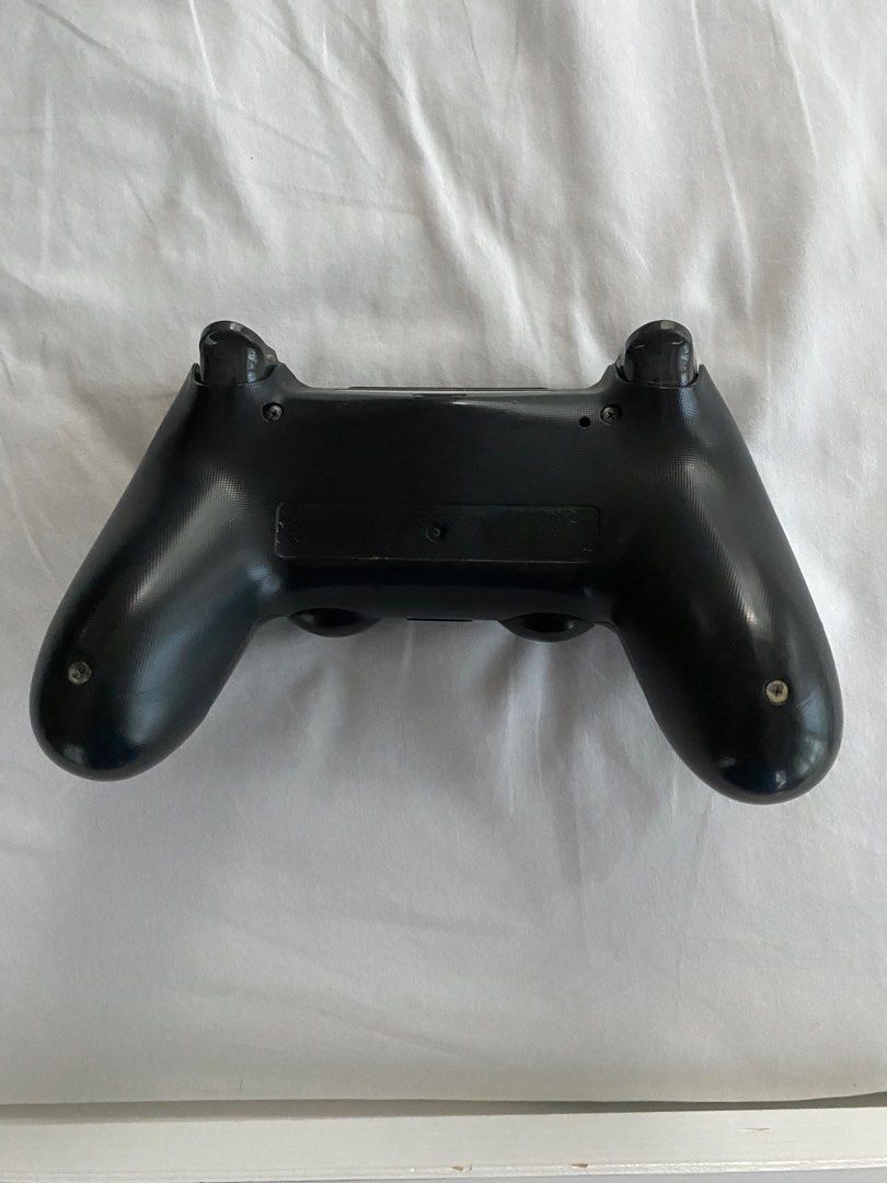 PS4 Controller (Category: Controllers) located in Singapore. Submitted by mightydog_52082c (Listing ID 1266007128, Image 2). Description: .