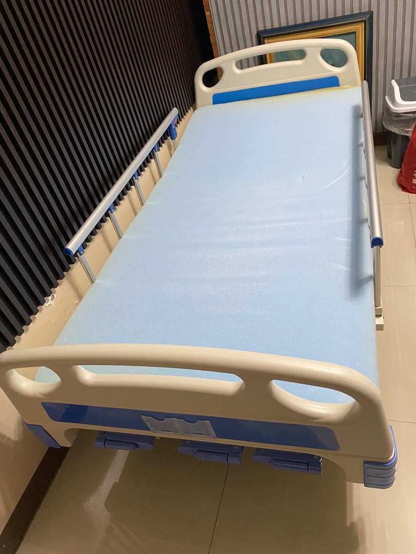 SLIGHTLYUSED HOSPITAL BED, Health & Nutrition, Assistive