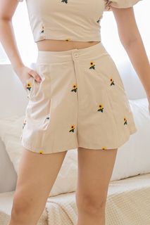 Taylor Embroidery Shorts (Sand Sunflower) Size S *Defect*
