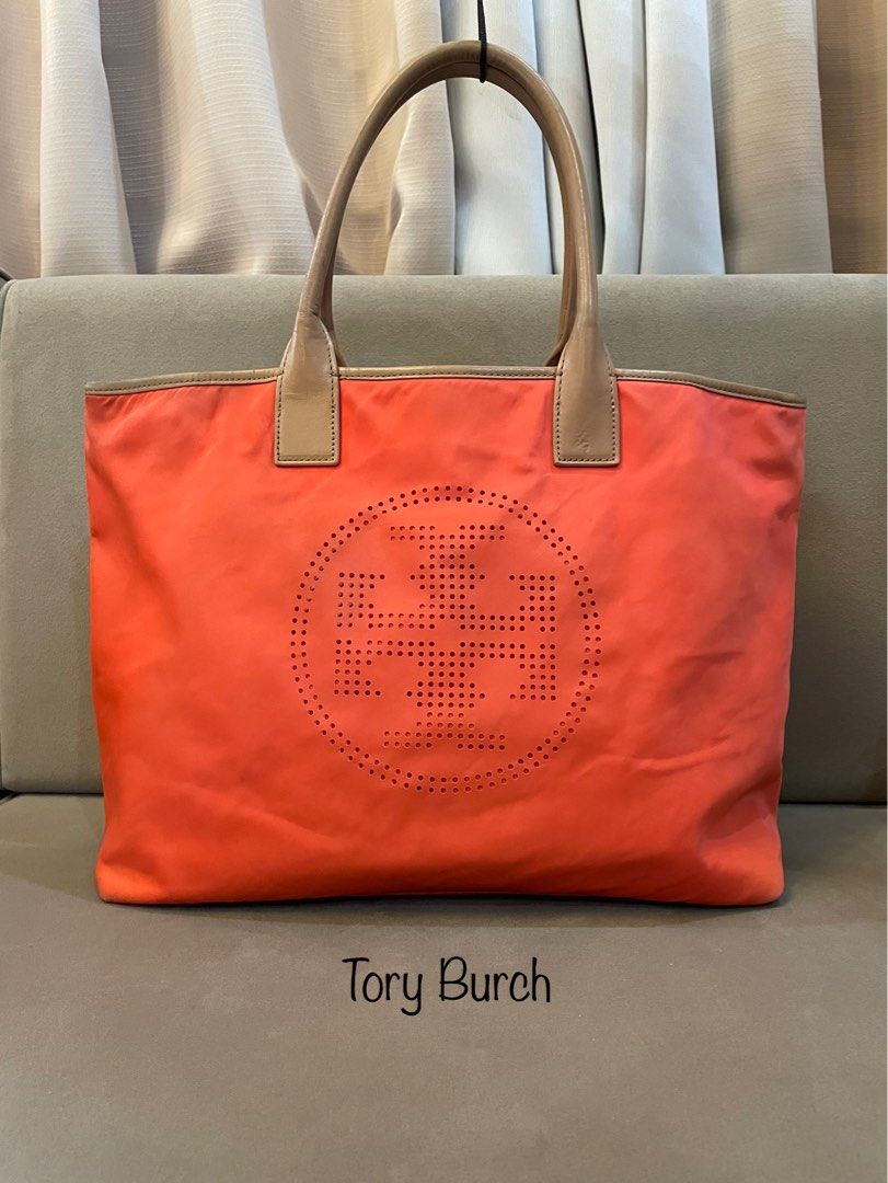 Tory Burch Nylon Tote Bag (Category: Luxury Bags & Wallets) located in Paranaque City. Submitted by katlouieleandicho (Listing ID 1265936421, Image 3). Description: 💯Authentic 9/10 condition .