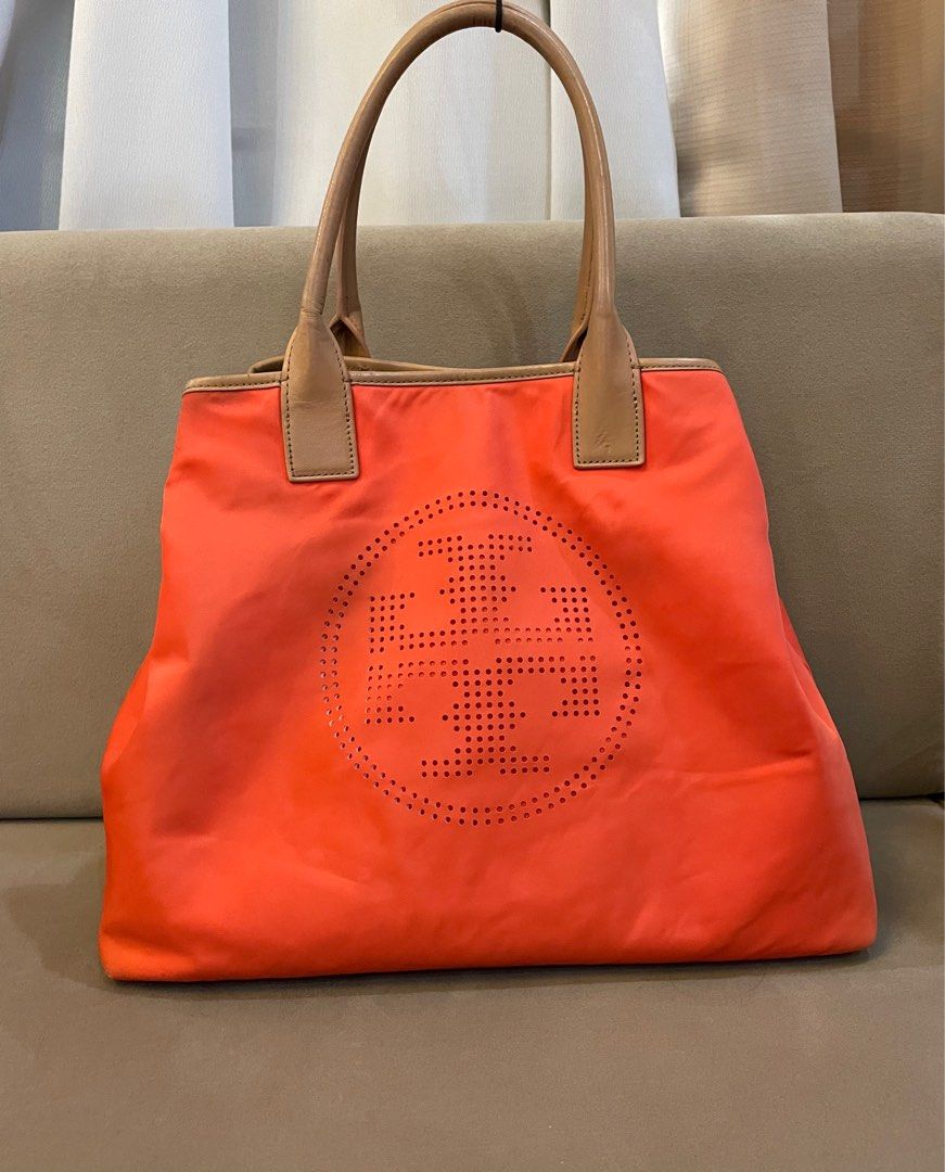 Tory Burch Nylon Tote Bag (Category: Luxury Bags & Wallets) located in Paranaque City. Submitted by katlouieleandicho (Listing ID 1265936421, Image 2). Description: 💯Authentic 9/10 condition .