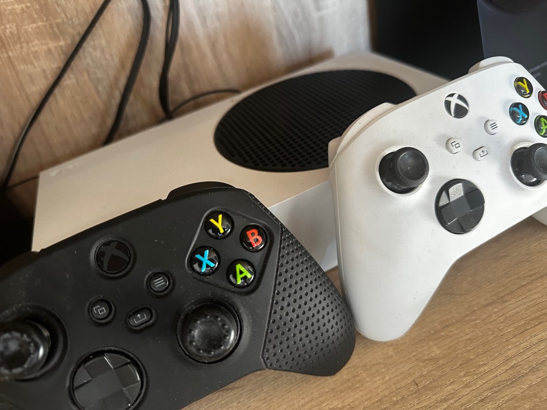 XBOX Series S with 2 Controllers, Games and Game Pass Ultimate, Video