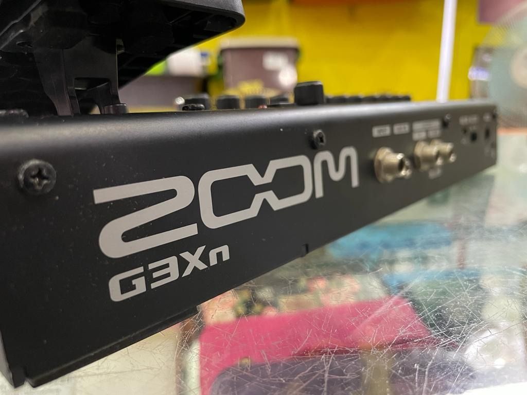 Zoom G3Xn Guitar Multi Effects Processor with Expression Pedal With 70 Built in Effects Amp Modeling Stereo Effects Looper Rhythm Section Tuner