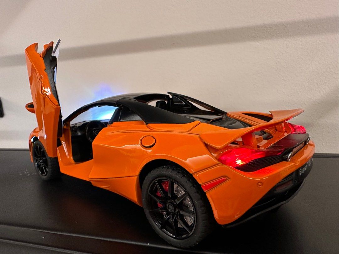 McLaren 720S Modellauto 1:24 - Mit Licht, Sound & Pullback