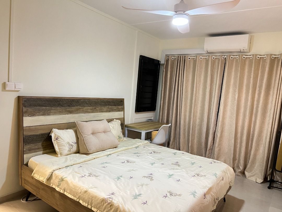 1 Fully Aircon Cozy Master Bedroom for Immediate Occupation in Telok