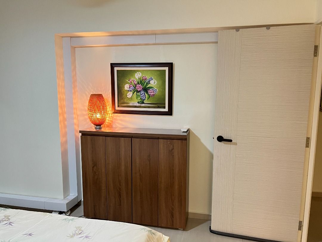 1 Fully Aircon Cozy Master Bedroom for Immediate Occupation in Telok