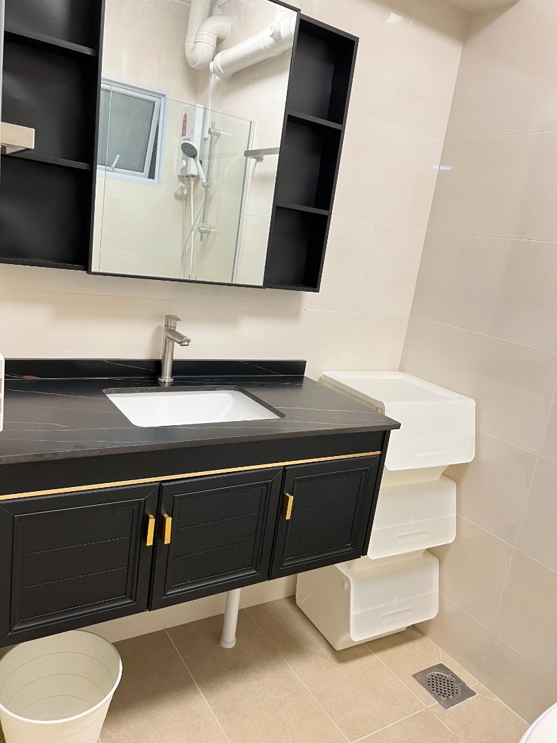 1 Fully Aircon Cozy Master Bedroom for Immediate Occupation in Telok