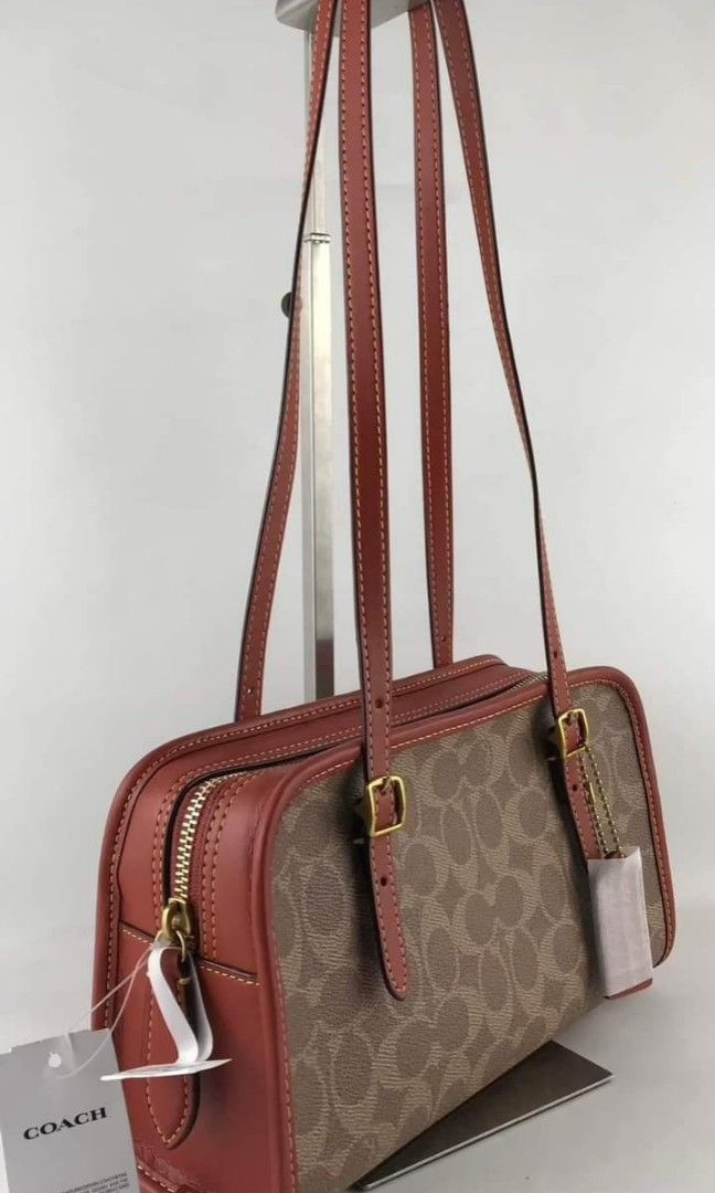 🍀 CCH Swing Shoulder Bag (Category: Luxury Bags & Wallets) located in Manila. Submitted by shan_kenz (Listing ID 1266116593, Image 2). Description: 🍀 CCH Swing Shoulder Bag ▪️25.5cm (L) x 15cm (H) x 8.5cm (W) 💰P2,000 ▪️Actual photo ▪️Plus SF.