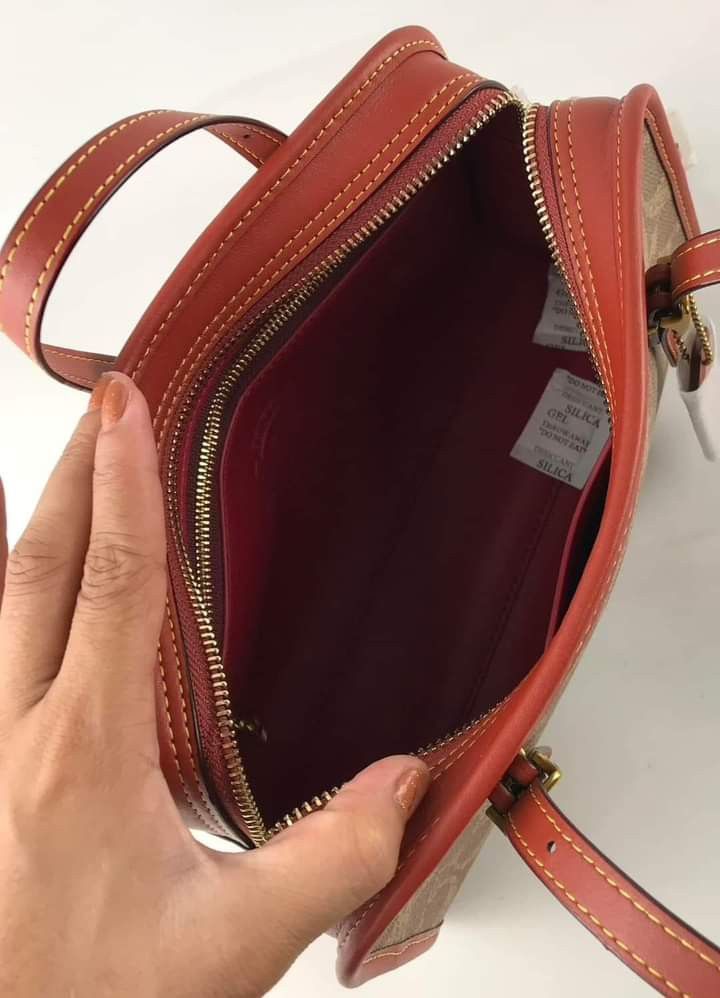 🍀 CCH Swing Shoulder Bag (Category: Luxury Bags & Wallets) located in Manila. Submitted by shan_kenz (Listing ID 1266116593, Image 3). Description: 🍀 CCH Swing Shoulder Bag ▪️25.5cm (L) x 15cm (H) x 8.5cm (W) 💰P2,000 ▪️Actual photo ▪️Plus SF.