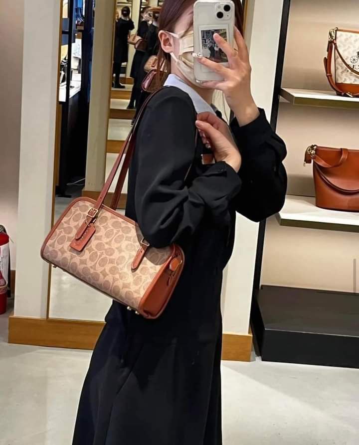 🍀 CCH Swing Shoulder Bag (Category: Luxury Bags & Wallets) located in Manila. Submitted by shan_kenz (Listing ID 1266116593, Image 1). Description: 🍀 CCH Swing Shoulder Bag ▪️25.5cm (L) x 15cm (H) x 8.5cm (W) 💰P2,000 ▪️Actual photo ▪️Plus SF.
