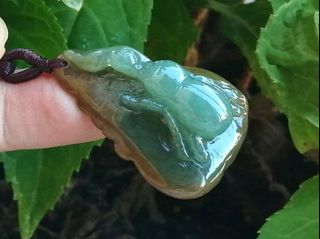 翡翠A貨【富甲一方】
糯冰種,大小41.8x28.7x14.1mm,面為冰玉,底是黃翡皮,種水好,質地細。藍水玉雕成立體甲蟲吐如意,背面雕成如意。寓意幸福如意,富甲一方。玉件是雙彩料,無紋無裂,品相完好,附上證書。64246851268226110