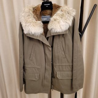 （分類：）位於 。 由 preloved_armoires 提交（商品編號 1266186156，圖片 1）。簡介： 。
