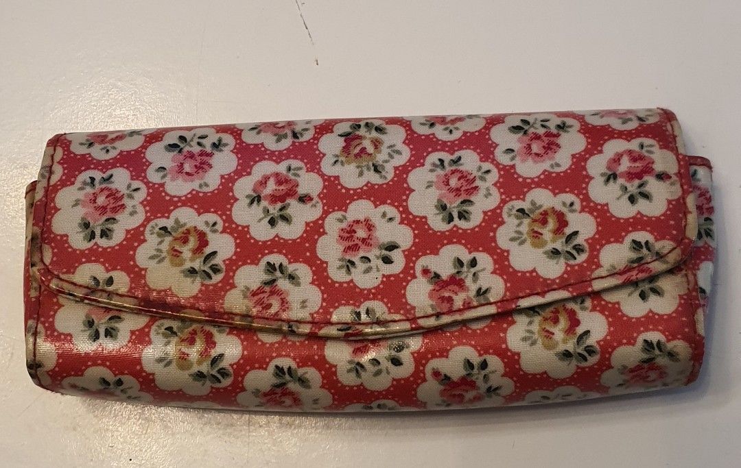 Authentic cath kidston shades case (Category: Luxury Bags & Wallets) located in Cavite. Submitted by ohmie23 (Listing ID 1266183874, Image 3). Description: Authentic cath kidston shades case.