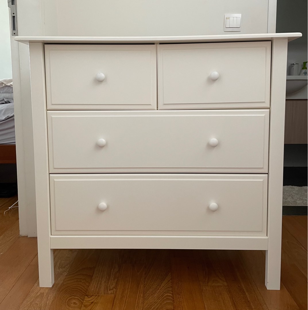 Babyletto 4drawer dresser with removable changing tray, Babies & Kids