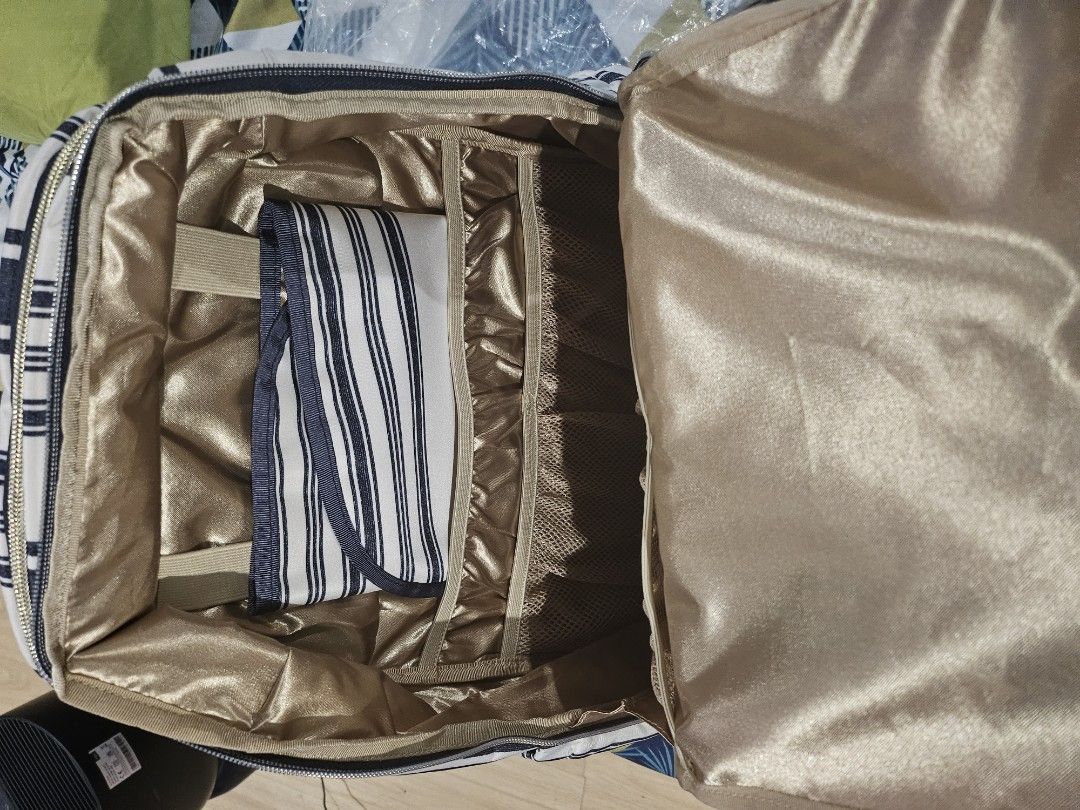 BN jujube zealous teatime (Category: Diaper Bags & Wetbags) located in Malabon City. Submitted by micachuu (Listing ID 1266150251, Image 3). Description: BN zealous tea time complete with changepad.