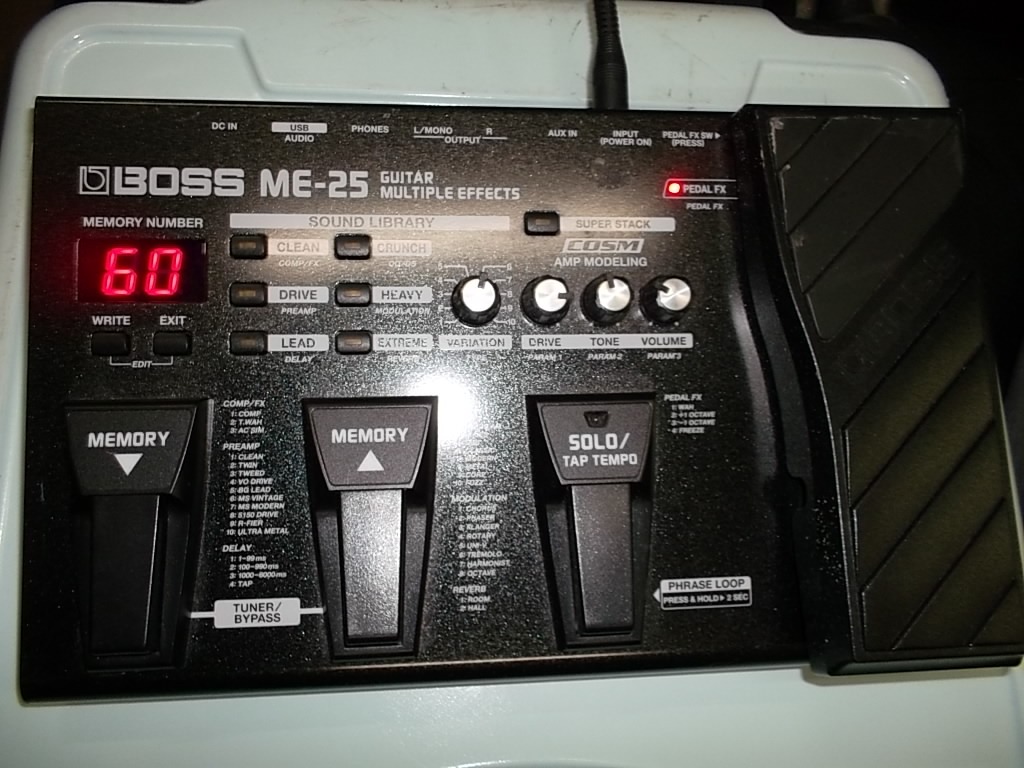 Boss ME25 guitar multiple effects, 興趣及遊戲, 音樂、樂器 & 配件, 樂器配件 Carousell