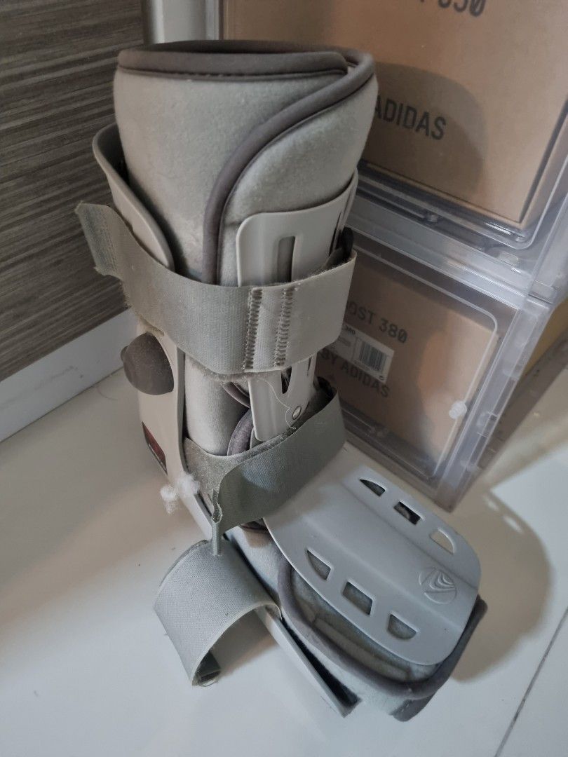 Breg Walking Boots (Size M), Health & Nutrition, Assistive