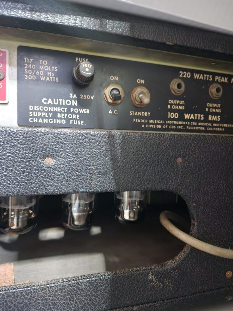 Fender amplifier and 2 speaker448838105469429763