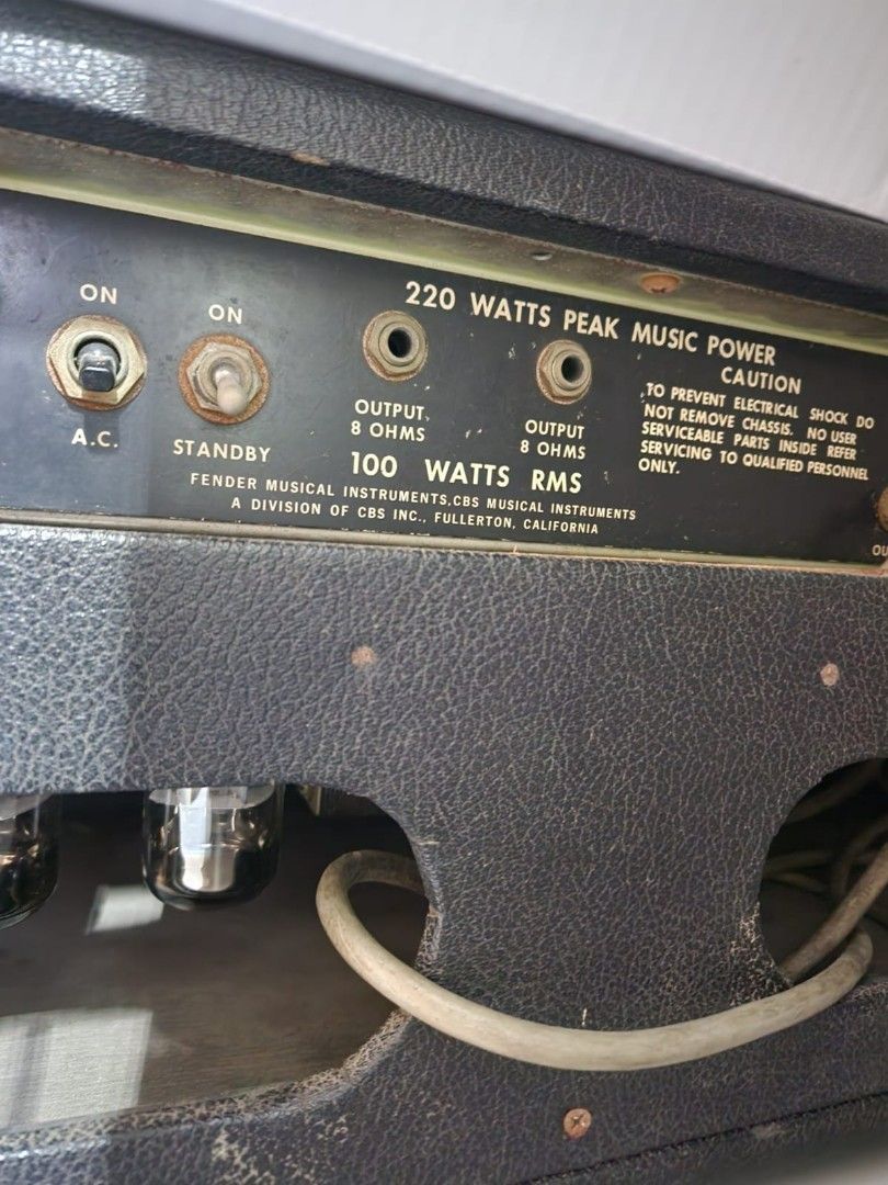 Fender amplifier and 2 speaker448838105469429762