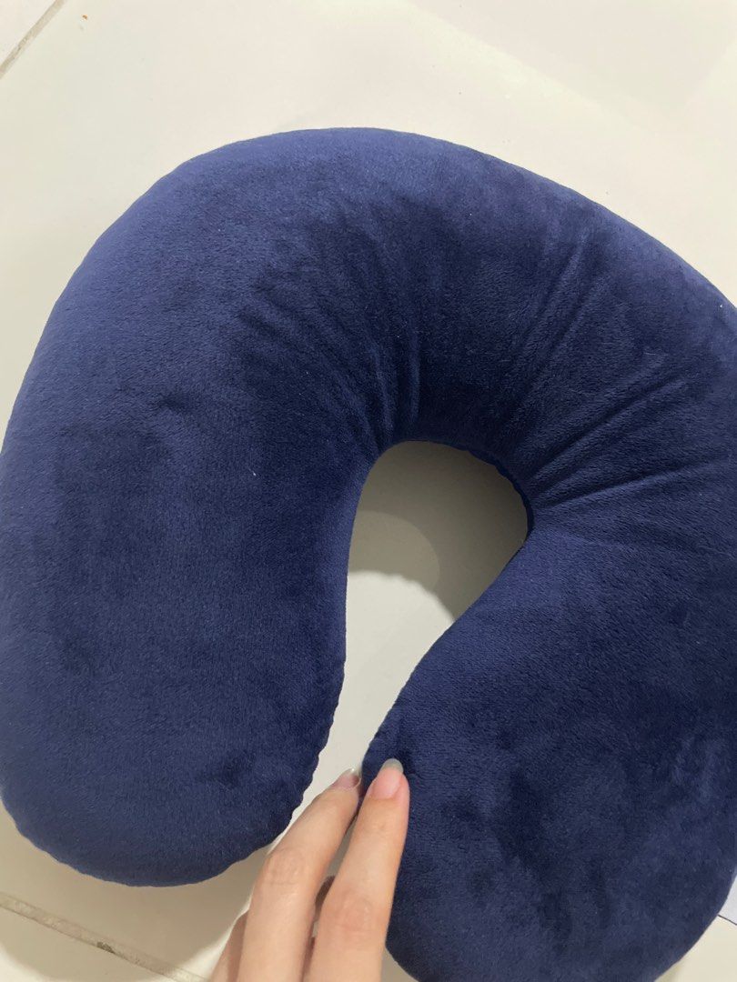 itsu neck support pillow, Hobbies & Toys, Travel, Travel Essentials
