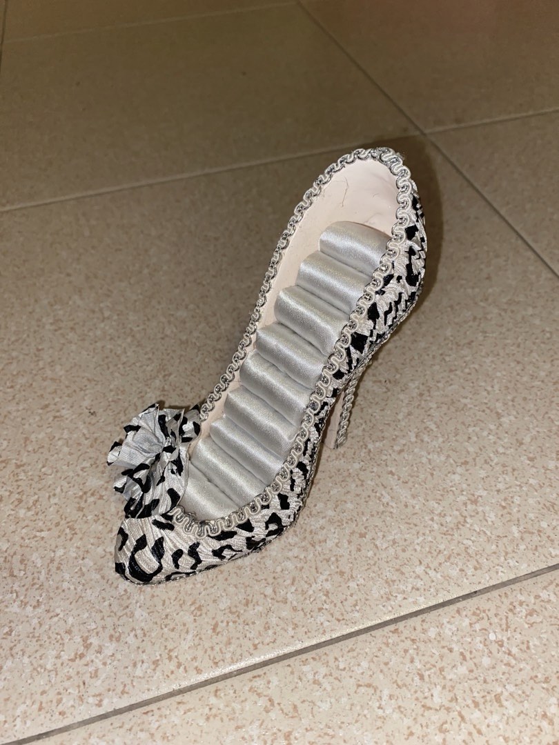 Jewellery holder high heel, Everything Else on Carousell