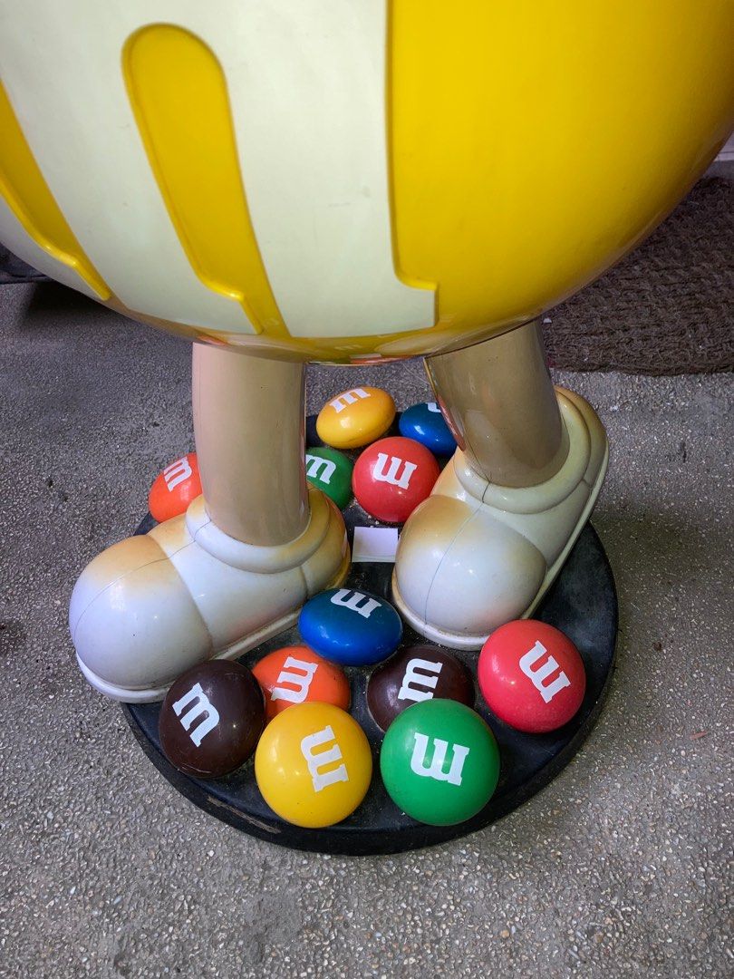 M&M Yellow Lifesize display, Hobbies & Toys, Memorabilia & Collectibles ...