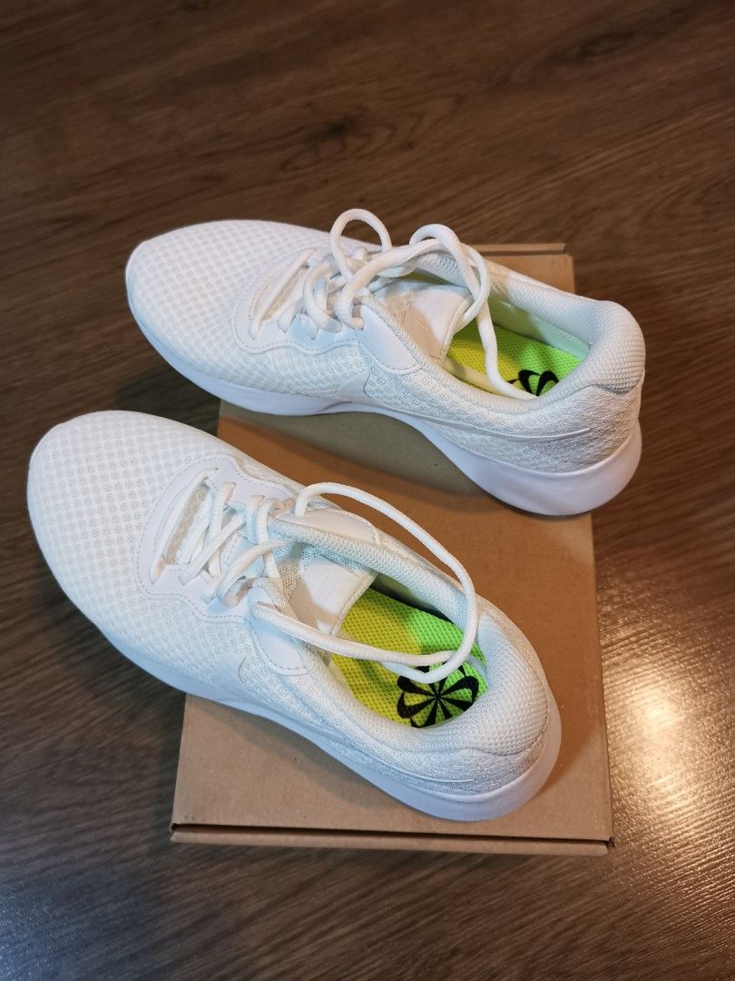White nike hotsell womens tanjun