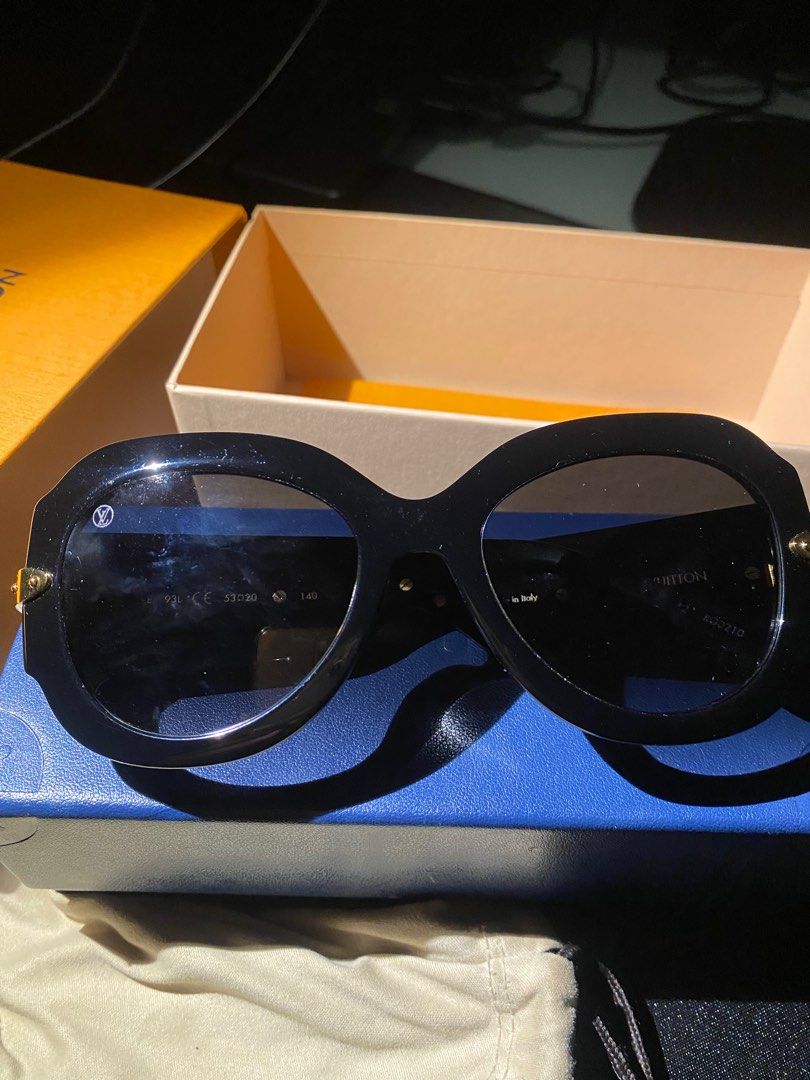 Black Female LOUIS VUITTON SUNGLASSES, Size: Medium