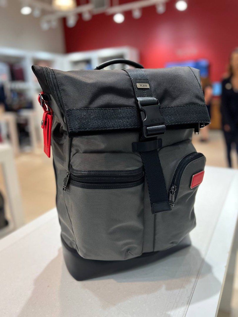 Tumi roll outlet top