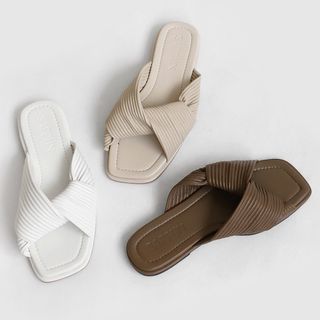 (Category: ) located in . Submitted by helpclearmywardrobeplease (Listing ID 1266219838, Image 1). Description: .