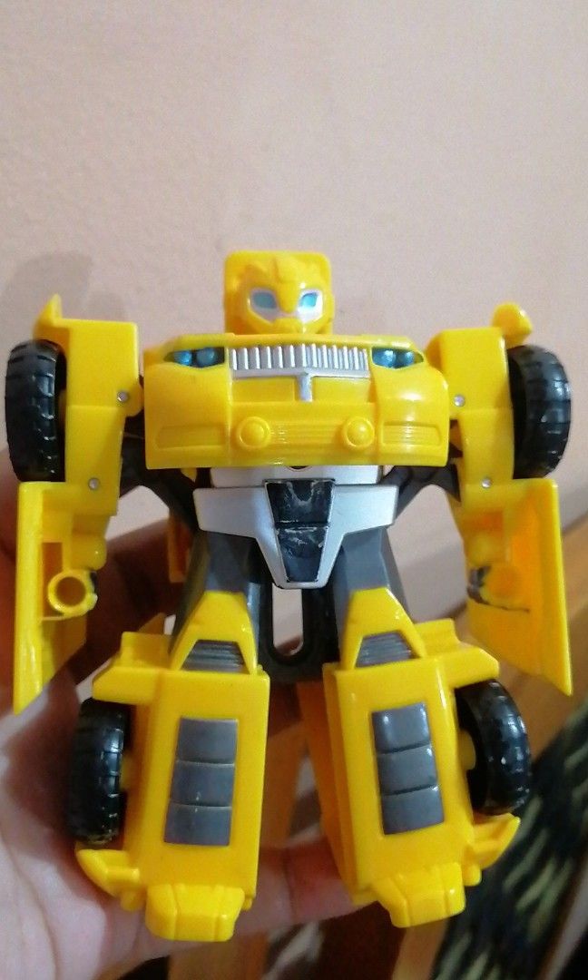Toy robot car set (Category: Vehicle & Diecast Models) located in Baguio. Submitted by zalille (Listing ID 1266202811, Image 2). Description: white car has no robot head with Hasbro tomy markings hard plastic.