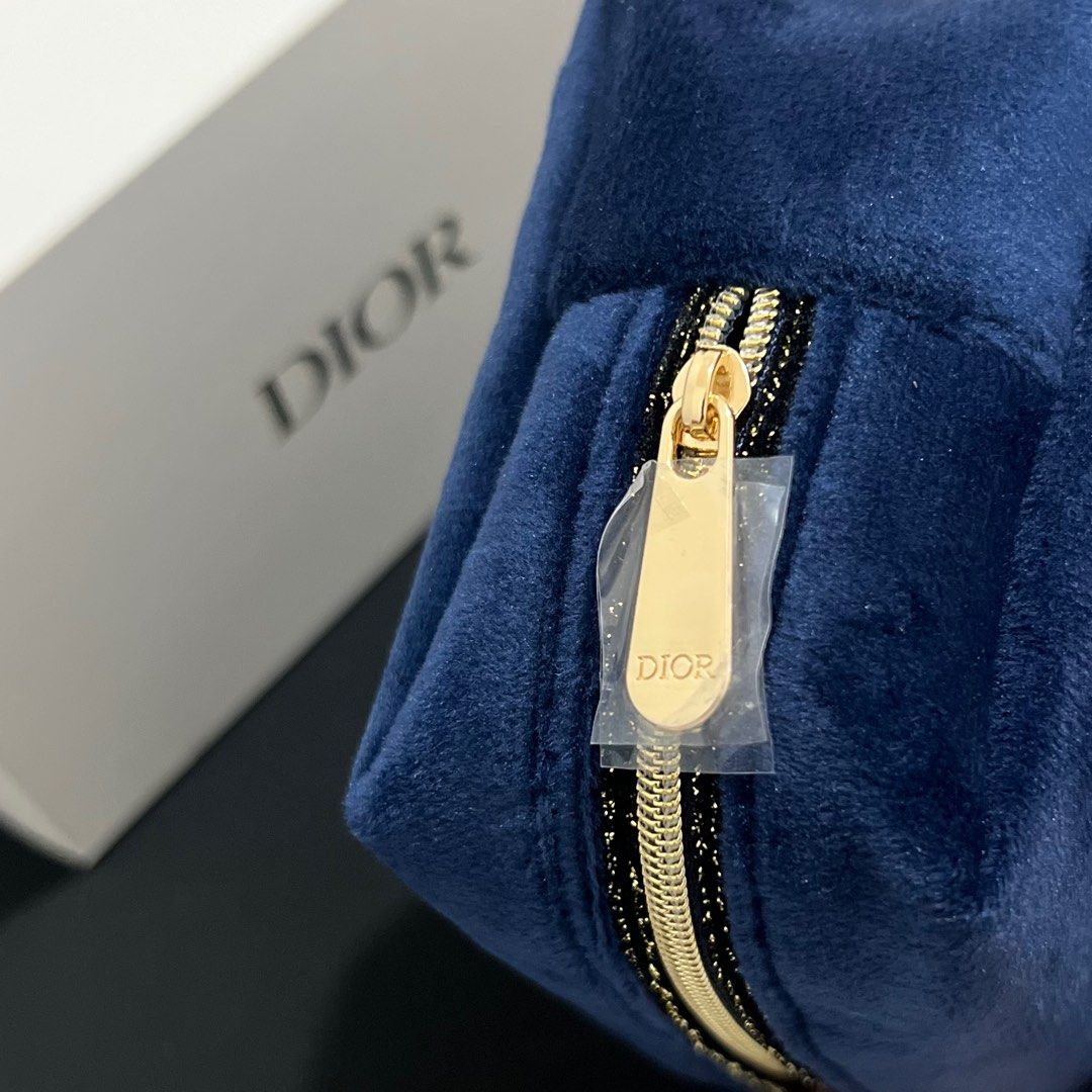 VELVET BLUE DIOR BEAUTY POUCH AUTHENTIC (Category: Luxury Bags & Wallets) located in Rizal. Submitted by thetopspotfashionboutique (Listing ID 1266244553, Image 2). Description: - with box - complimentary gift from DIOR Beauty.