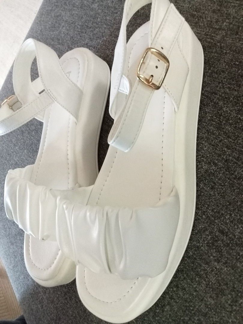 White wedge shoes 37 Women s Fashion Footwear Wedges on Carousell