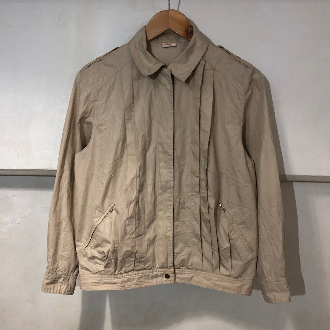 Women’s Lightweight Jacket (Category: Coats, Jackets and Outerwear) located in Manila. Submitted by etcetero (Listing ID 1266180588, Image 1). Description: Flaw/s: - May bakas ng parang gray paint pero hindi naman gaanong halata lalo kapag malayuan (7th photo) - May maliit na butas sa harap, left side (8th-9th photo) - May maliit na butas sa left sleeves (last photo) DIMENSIONS Width: 20” Length: 23.5” Sleeves: 21” Shoulders: 16.5”.