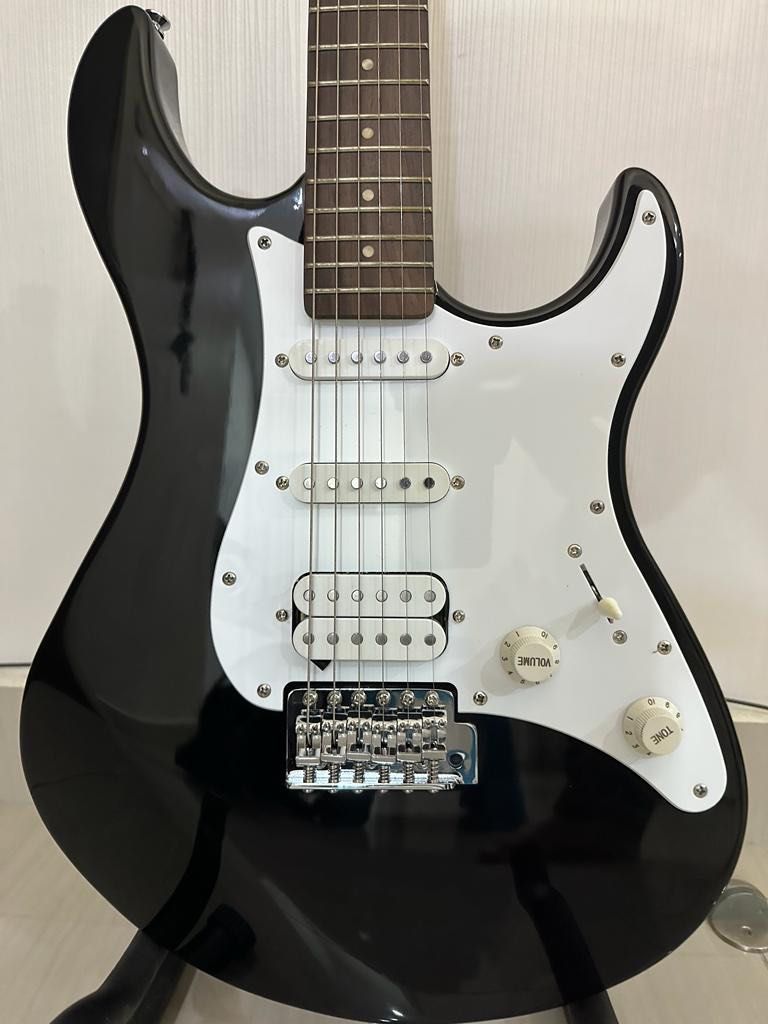 Yamaha Guitar EG112C, Hobbies & Toys, Music & Media, Musical