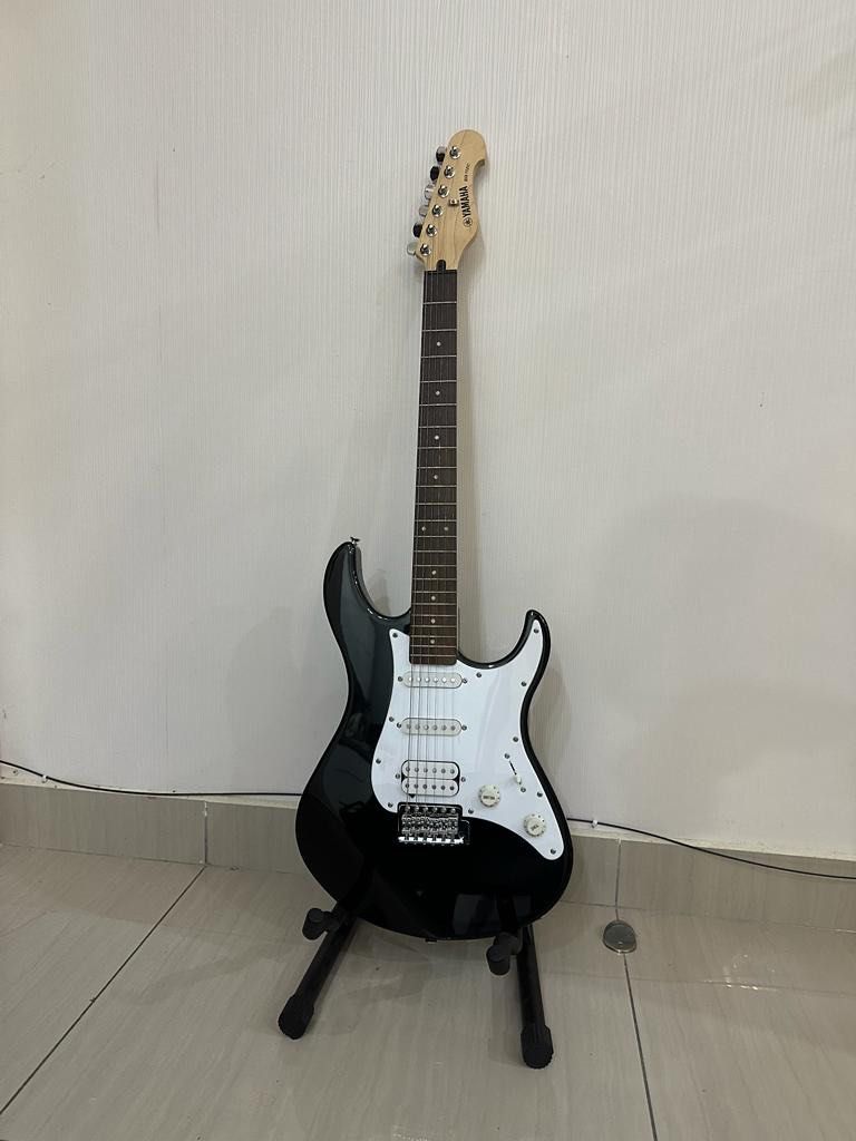 Yamaha Guitar EG112C, Hobbies & Toys, Music & Media, Musical