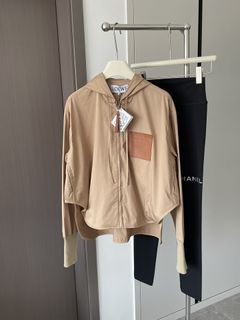 (Category: ) located in . Submitted by luxcloset.shop (Listing ID 1266370124, Image 1). Description: .
