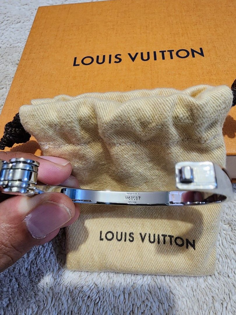 Authentic Louis Vuitton Bangle (Category: Luxury Accessories) located in Mandaluyong City. Submitted by tof_reyes (Listing ID 1266330257, Image 3). Description: Bought in Japan. Feel free to check the item personally.