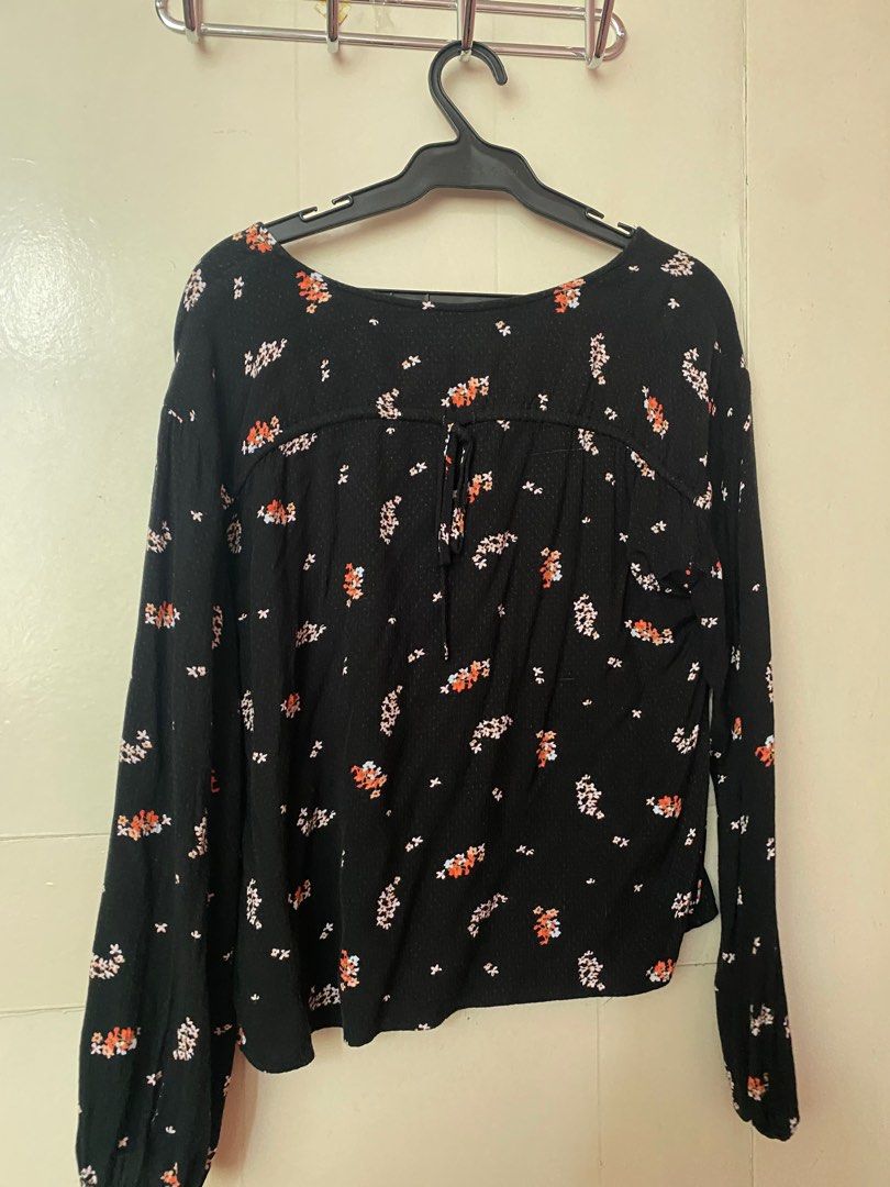 Black floral blouse long sleeves (Category: Blouses) located in Pasig City. Submitted by bcp1122 (Listing ID 1266272535, Image 3). Description: Bought in the US Black long sleeved blouse with floral print. Size XS but oversized fit so it can fit up to medium. Malambot ang tela.