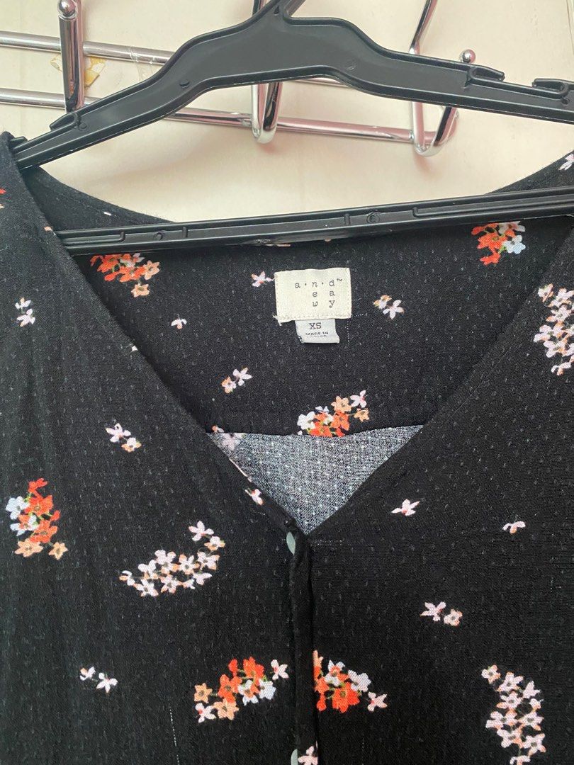 Black floral blouse long sleeves (Category: Blouses) located in Pasig City. Submitted by bcp1122 (Listing ID 1266272535, Image 2). Description: Bought in the US Black long sleeved blouse with floral print. Size XS but oversized fit so it can fit up to medium. Malambot ang tela.