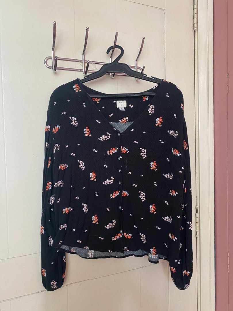 Black floral blouse long sleeves (Category: Blouses) located in Pasig City. Submitted by bcp1122 (Listing ID 1266272535, Image 1). Description: Bought in the US Black long sleeved blouse with floral print. Size XS but oversized fit so it can fit up to medium. Malambot ang tela.
