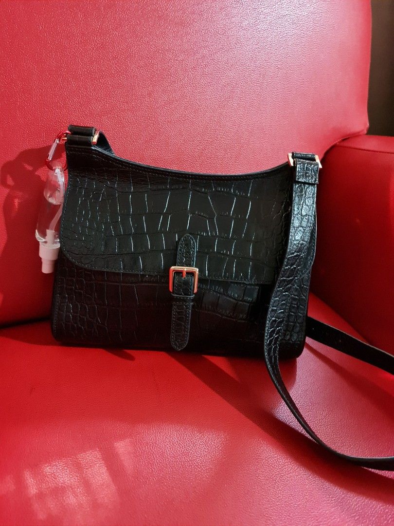 Black Sling Bag (Category: Cross-body Bags) located in Quezon City. Submitted by littletenshi711 (Listing ID 1266282542, Image 1). Description: .