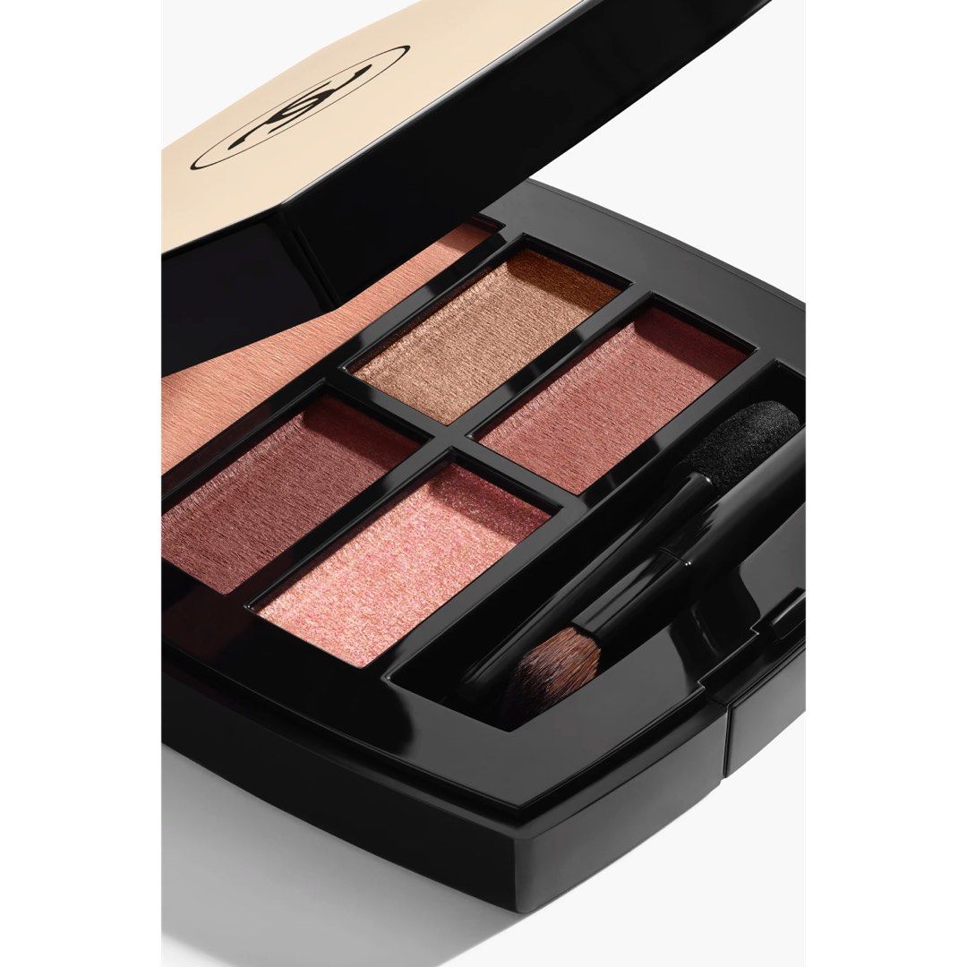 Chanel charm with eyeshadow (tender)