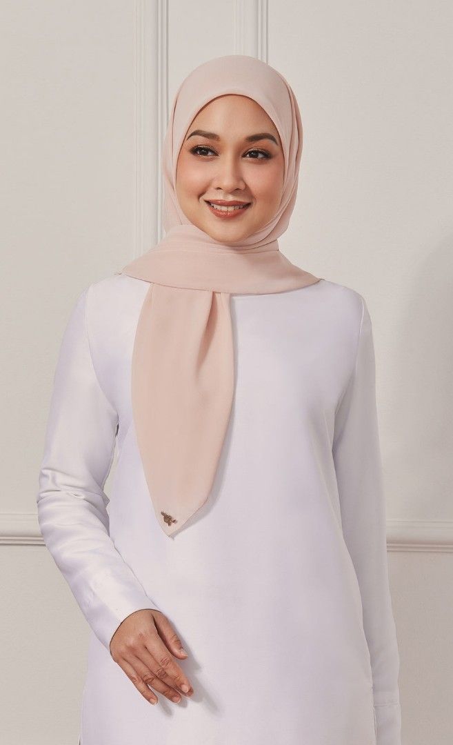 Chiffon Square Scarf in Sequin (Category: Hijabs) located in Kuala Lumpur. Submitted by hodorable (Listing ID 1266403591, Image 1). Description: Brand new in box. Selling at steal price rm100. https://www.getducked.com/products/chiffon-square-scarf-in-sequin?syclid=525e65a3-c8da-4fe7-9ed6-e8c44926dae2&variant=40734151573565#shopify-product-reviews.