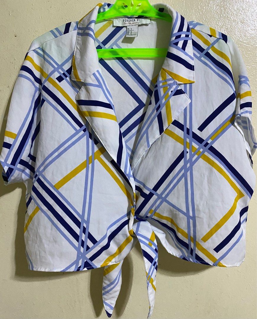 Forever21 crop top (Category: Blouses) located in Manila. Submitted by _junooo (Listing ID 1266331432, Image 1). Description: Rfs - decluttering No flaws.