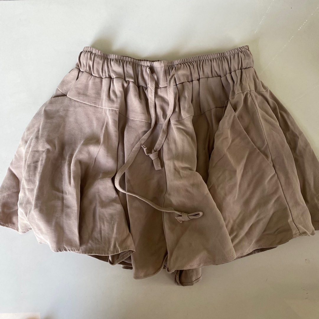 Garterized flowy skirt (Category: Skirts) located in Valenzuela. Submitted by mikaaaami (Listing ID 1266270299, Image 1). Description: - no issues - has a short inside - garterized - fits sizes S-M.